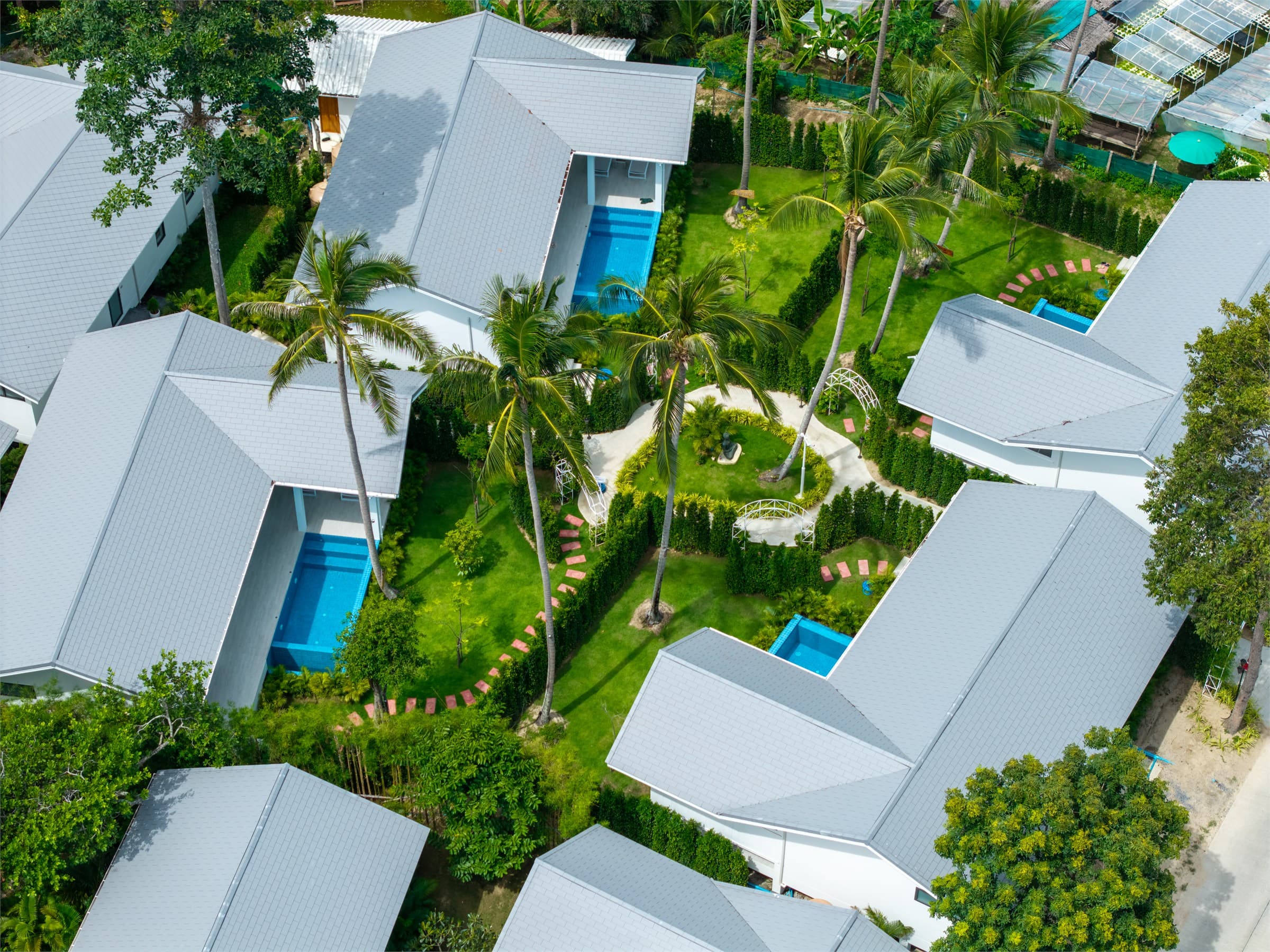 Luftaufnahme der Osho Luxury Villas mit privaten Pools und tropischen Gärten