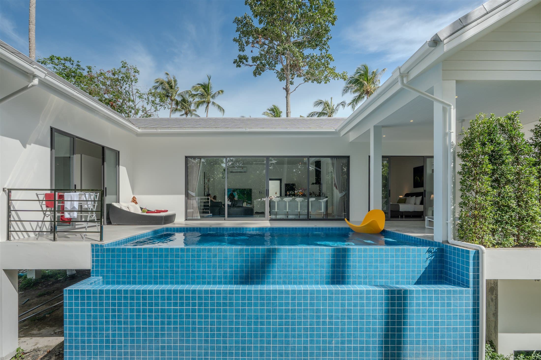 Privater Pool mit Blick auf die offene Villa